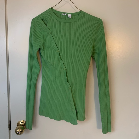 Green ribbed longsleeve with asymmetrical button up detail. Size M. - Picture 2 of 4